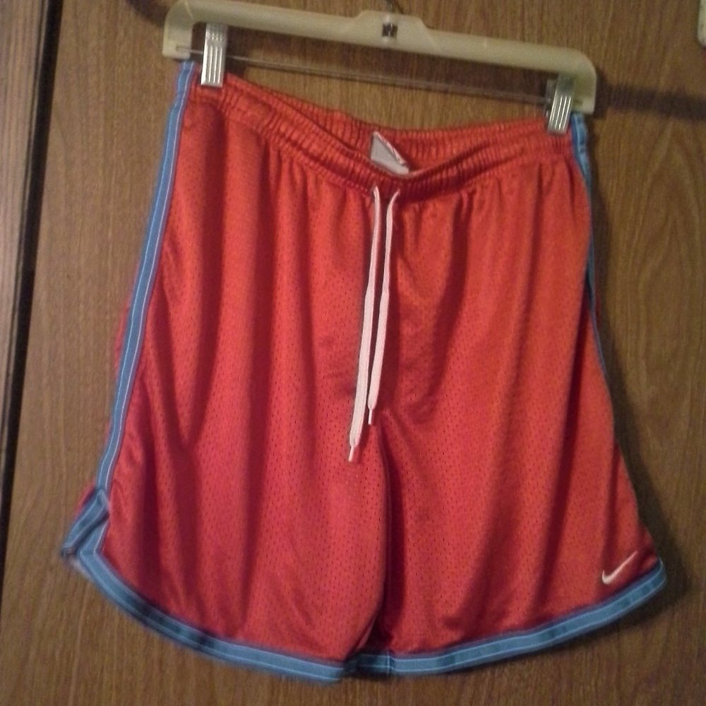 Nike womans mesh lined  6 inch shorts  size m 8-10